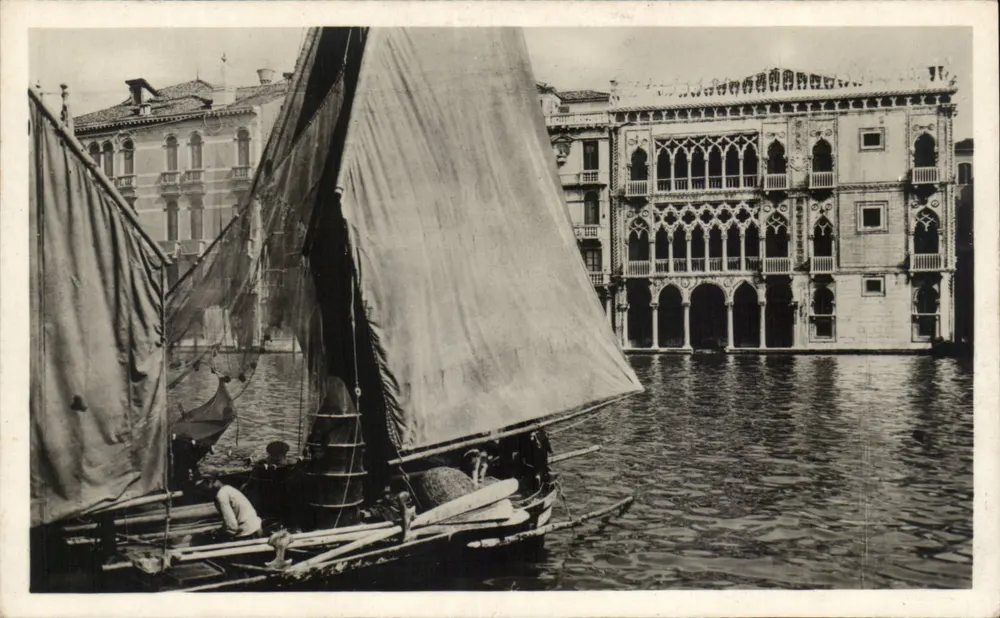 Venedig — Ansicht des Grand Canals mit einem Segelboot — VENEZIA - Cà d'Oro - Vorderseite