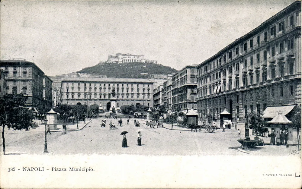 NAPOLI - Piazza Municipio — Ansicht der Piazza mit dem Rathaus und dem Vesuv im Hintergrund — Verleger RICHTER & CO. NAPOLI, n° 385 - Vorderseite