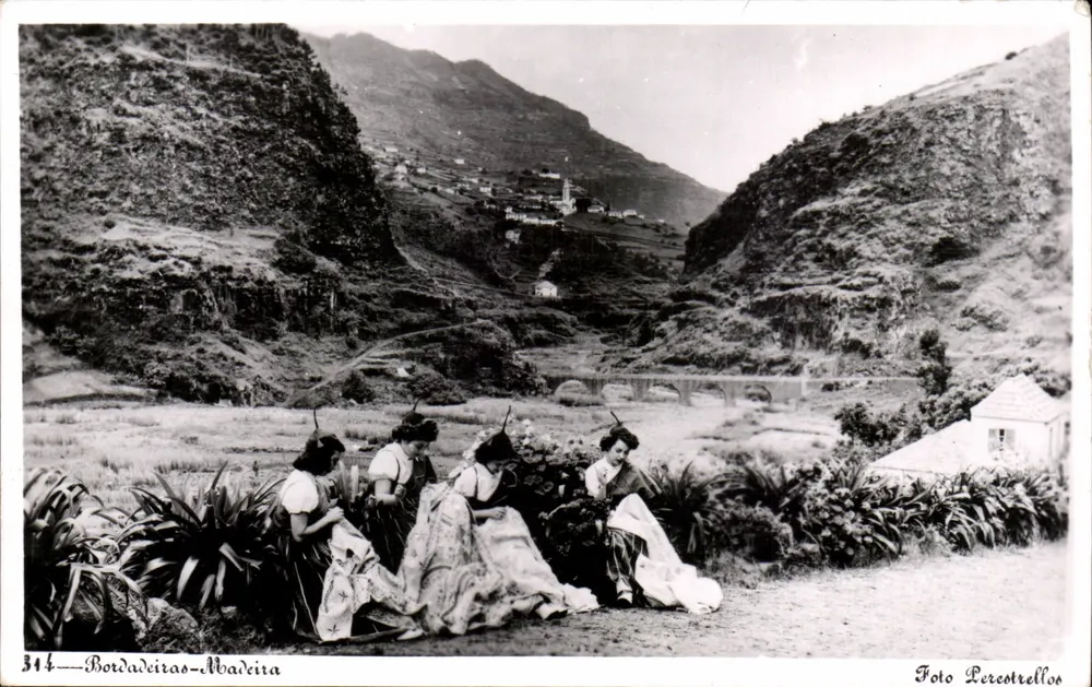 Bordadeiras-Madeira — Vista de paisagem com quatro jovens mulheres — Foto Lerecstrellos, n°314 - Frente