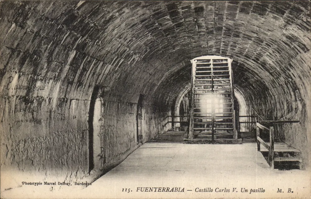 Fuenterrabía — Castillo Carlos V. Ein Gang - Vorderseite