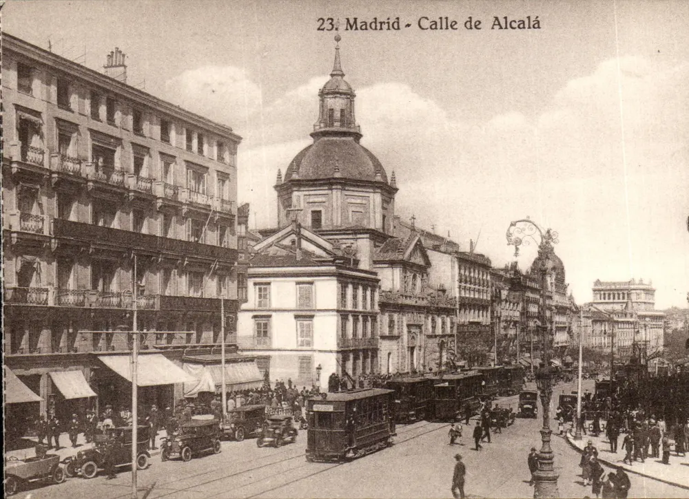 Madrid - Calle de Alcalá — Ansicht der Straße mit Tram und domgekröntem Gebäude — Helicopía de Kallmeyer y Gautier, Madrid - Vorderseite
