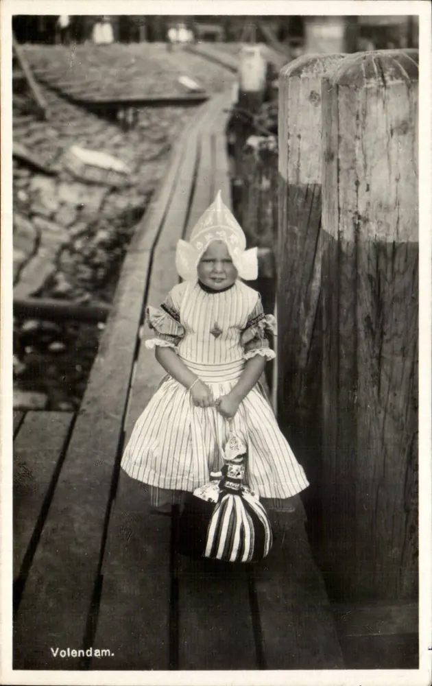 Kind in traditionellem Kleidungsstück in Volendam — Verleger: Bohle Photographie, Amsterdam - Vorderseite