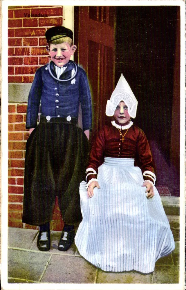 Kinder in traditionellen Kleidern — Volendam — Photochromie Uitroering N. & O. Nr. 508/4 - Vorderseite