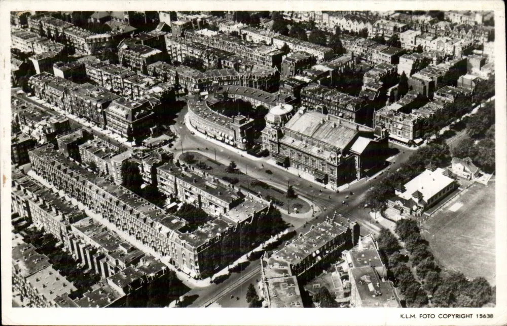 Amsterdam-Zuid — Concertgebouw und Umgebung — K.L.M. Foto Copyright 15638 - Vorderseite