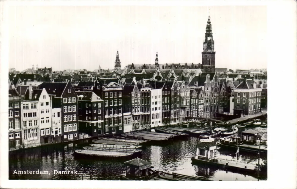Amsterdam, Damrak — Ansicht des Kanals mit Kirche und typischen Häusern — Verlag M. van Goidern Zoon N.V. - Vorderseite