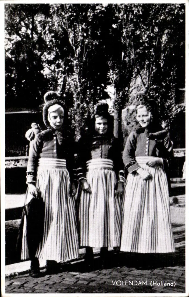 Drei junge Mädchen in traditionellen Kleidern — Volendam (Holland) — Verlag nicht sichtbar - Vorderseite