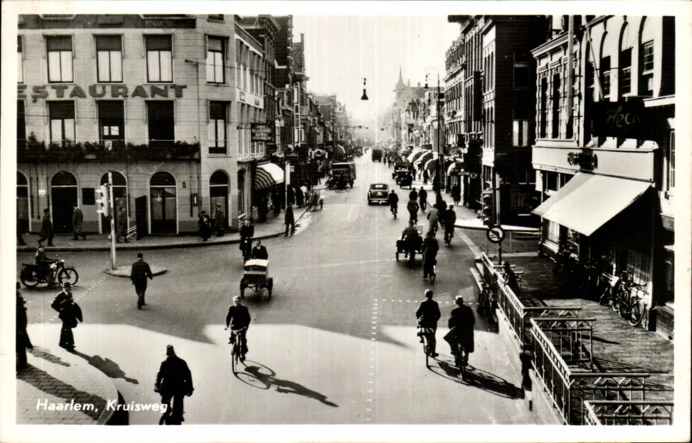 Haarlem, Kruiisweg — Straßenansicht mit Restaurant und Fahrradfahrern — Verlag J. P. E. Boedrukkers - Vorderseite