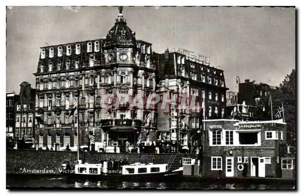 Amsterdam, Hotel Victoria — vista do canal com barco e edifício adjacente — editor Uitg. Geb. Spoorzending N.V., Rotterdam - Frente