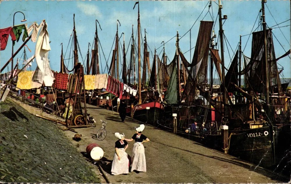Volendam — Porto com barcos de pesca e mulheres usando trajes tradicionais — editor Kollare, n° 968/17 - Frente