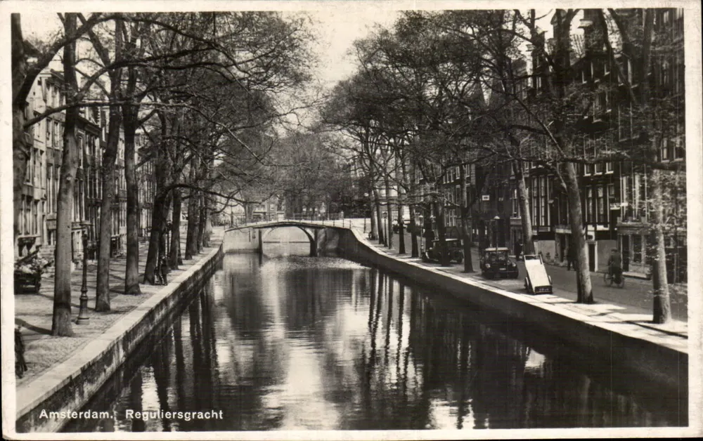 Amsterdam. Reguliersgracht — vista do canal com ponte e edifícios — editor M. van Dambrande, N° 28 - Frente