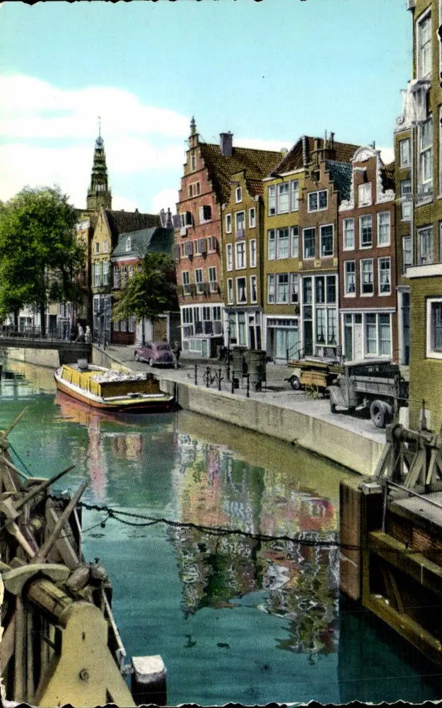 Canal de Amsterdã — Vista das casas coloridas e da torre da igreja — O.Z. Voorburgwal No. 16 - Frente