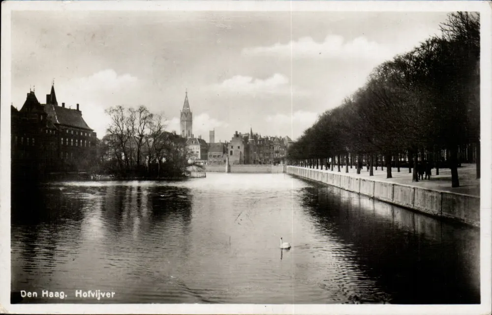 Den Haag. Hofvijver — vista do canal com cisne e editor Elke Bosch & Co. - Frente