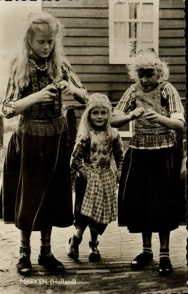 Tre giovani ragazze in abiti tradizionali — Marken (Olanda) — J. Ros, Amsterdam - Recto
