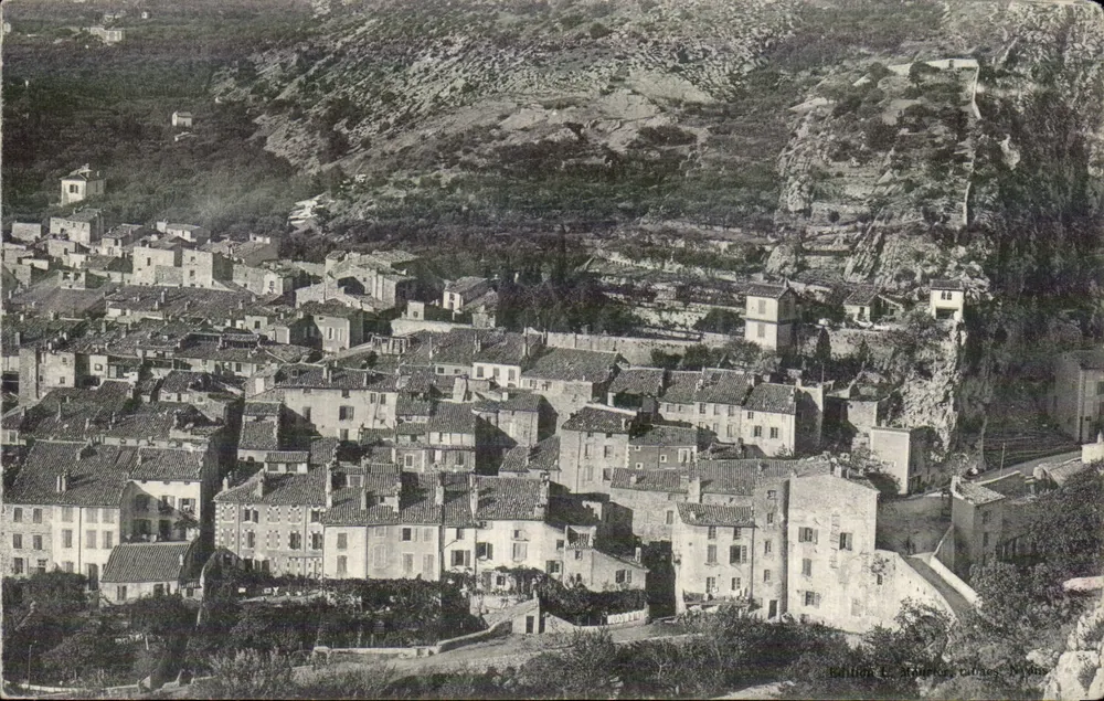 Vista aérea de Gémenos — Editor Le Aujoujon, Nîmes - Frente