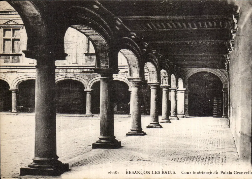 Besançon Les Bains — Innenhof des Palais Granvelle — Verlag 'La Cigogne' Karten, Straßburg - Vorderseite