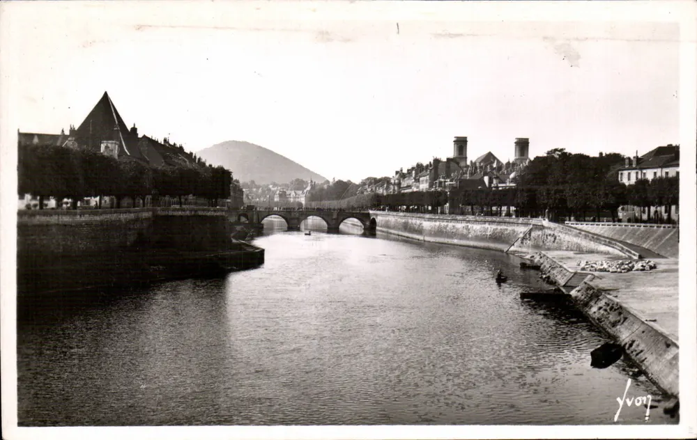 Besançon (Doubs) — Der Doubs, Quai Vaucban und die Brücke Battant — Éditions d'Art, Paris - Vorderseite