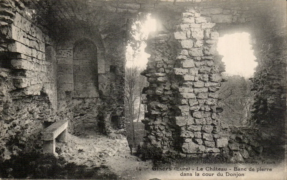 Gisors (Eure) — Das Schloss — Steinbank in der Hoffläche des Bergfrieds - Vorderseite