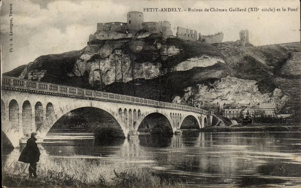 Petit-Andely - Ruinen des Château Gaillard (12. Jahrhundert) und der Brücke — Foto. A. Laverigne - Vorderseite