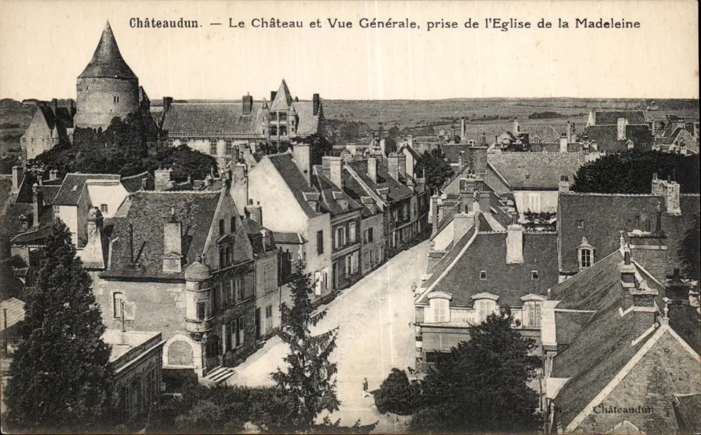 Châteaudun — Das Schloss und allgemeine Ansicht, aufgenommen von der Kirche der Madeleine - Vorderseite