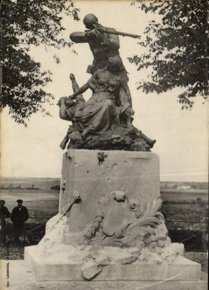 Monumento aos Mortos — estátua de soldado e mulher — imp. Lausédat, Châteaudun - Frente
