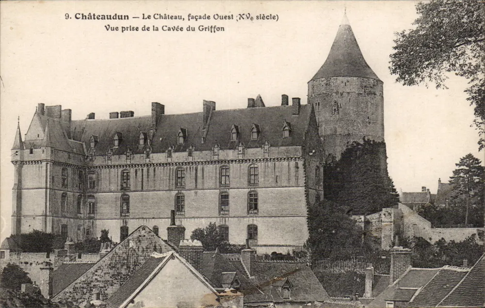 Châteaudun — Das Schloss, Westfassade (15. Jahrhundert) — Ansicht vom Griffon-Weinfass - Vorderseite