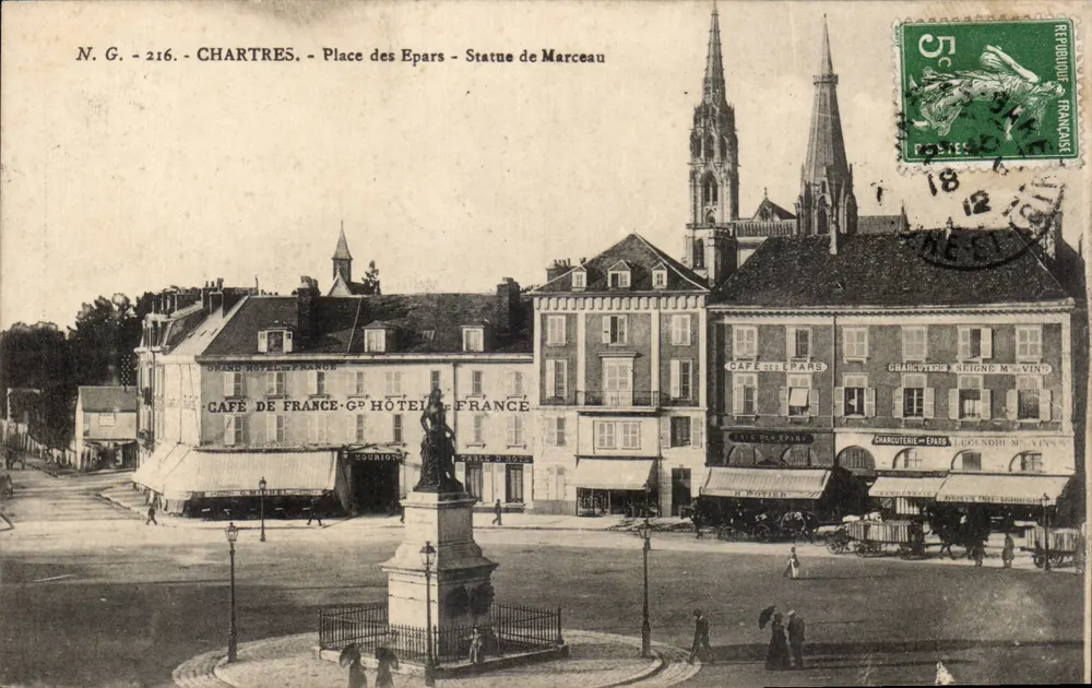 Chartres - Place des Epars - Estátua de Marceau - Frente
