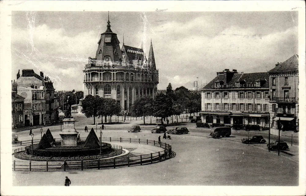 Chartres — Place des Epars — Grand Hôtel de France e monumento central — editor F. 118 Arts Photomécaniques - Frente