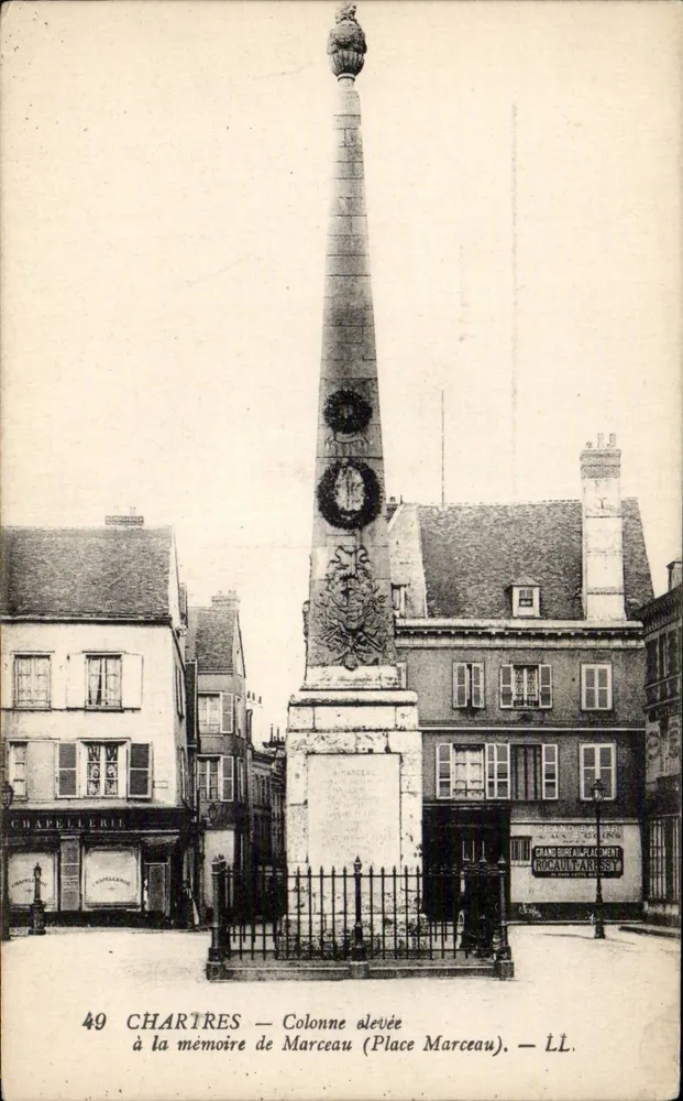Chartres — Hoher Säulenbau zur Erinnerung an Marceau (Place Marceau) — LL. - Vorderseite