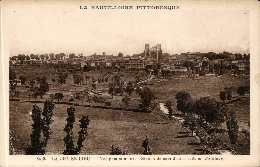 La Chaise-Dieu — Panoramablick — Luftkurortstation auf 1080 m Höhe - Vorderseite