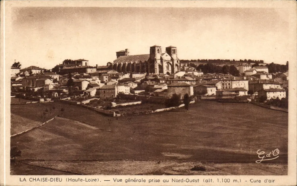 La Chaise-Dieu (Haute-Loire) — Algemene uitzicht genomen vanaf het noordoosten (alt. 1.100 m.) — Luchtverzorging — G.d'O - Voorkant