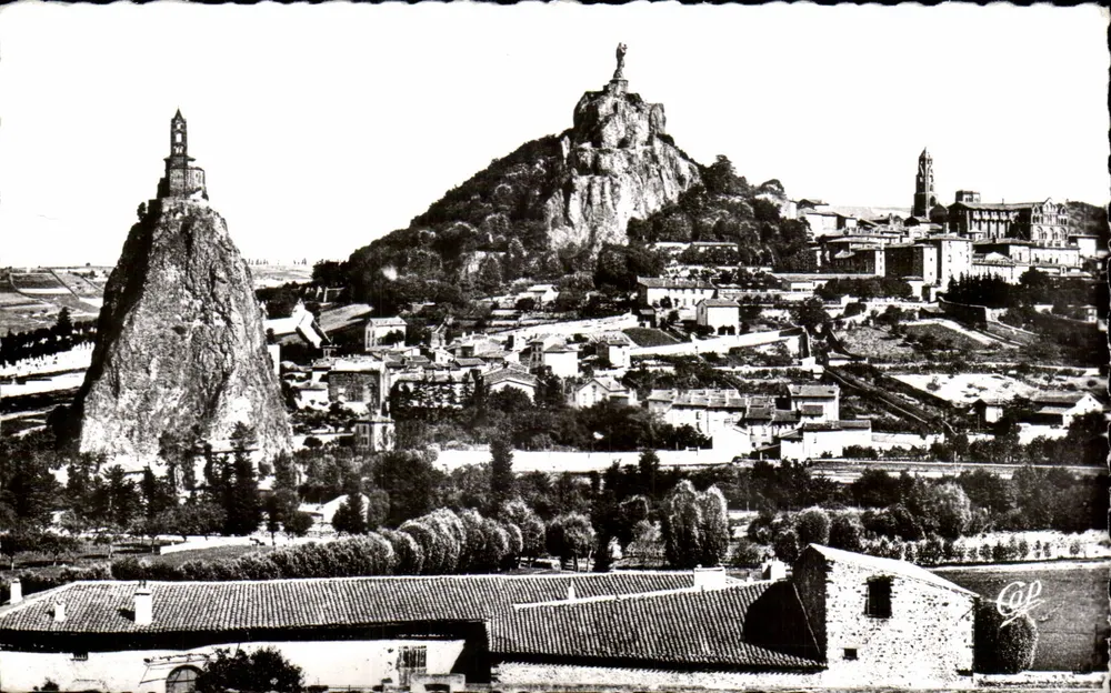 Le Puy - Die Felsen Corneille und die Basilika Saint-Michel d'Aiguilhe - Vorderseite