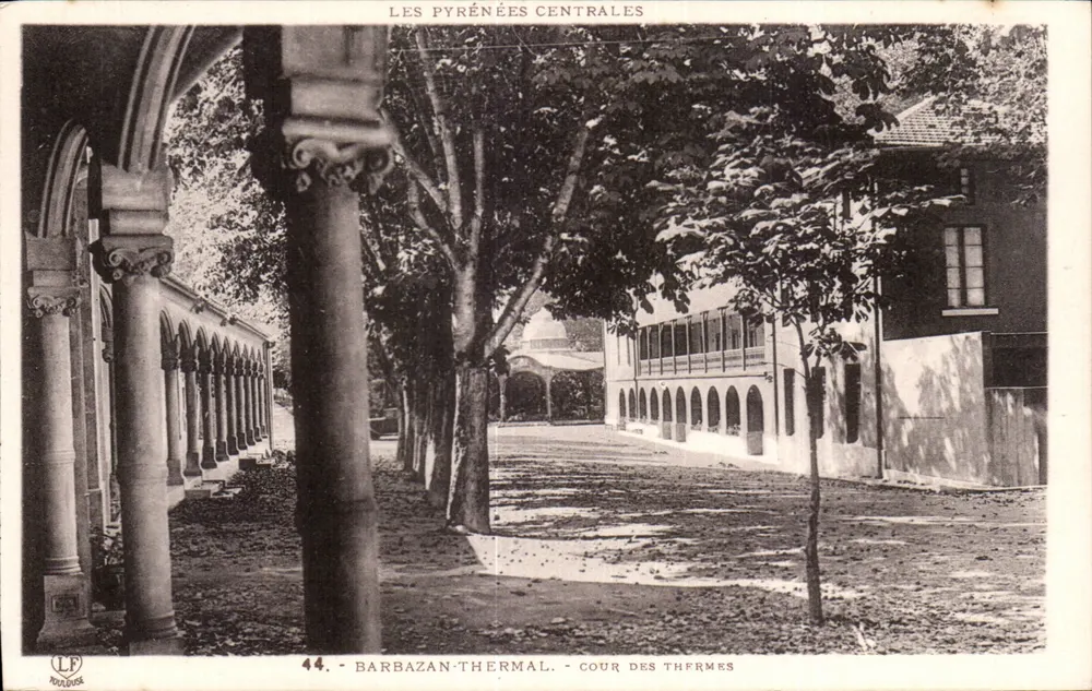 Barbazan-Thermal — A Cour dos Termas — As Pirineus Centrais — Fototipia Labouche, Toulouse - Frente