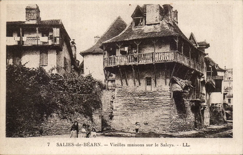 SALIES-de-BÉARN — Alte Häuser am Saleys — LL. - Vorderseite