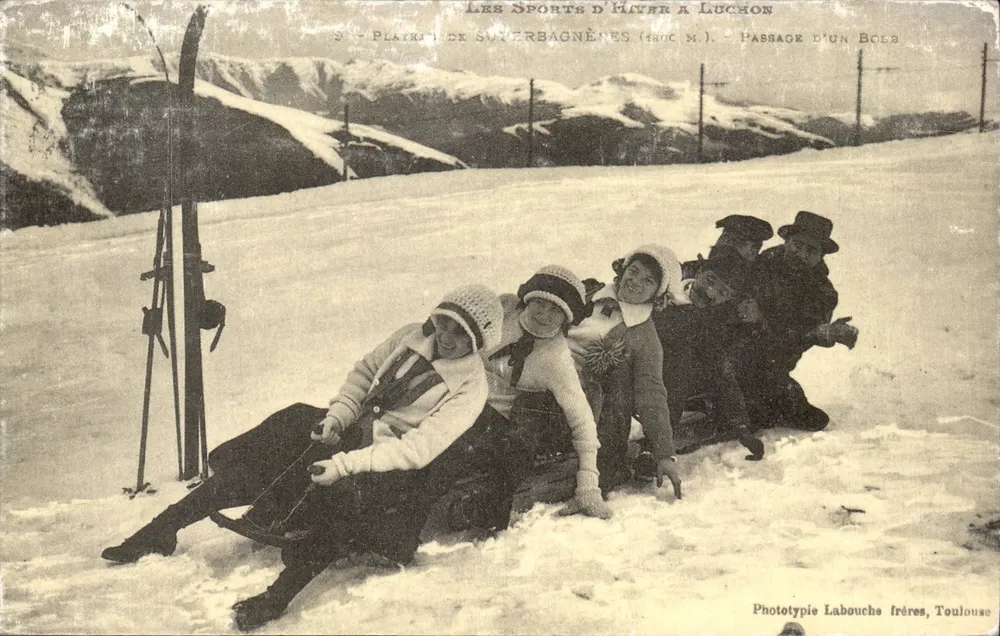 Esportes de Inverno em Luchon — Plaïtrière de Sutérbagnènes (1400 m.) — Passagem de um boi — Fototipia Labouche frères, Toulouse - Frente