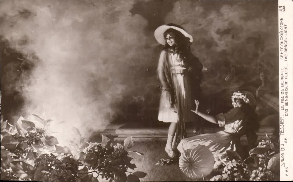 Frau und Kind vor einem Bengalfeuerschein — Salon de Paris 1913 — AF Tessier, n°2125 - Vorderseite
