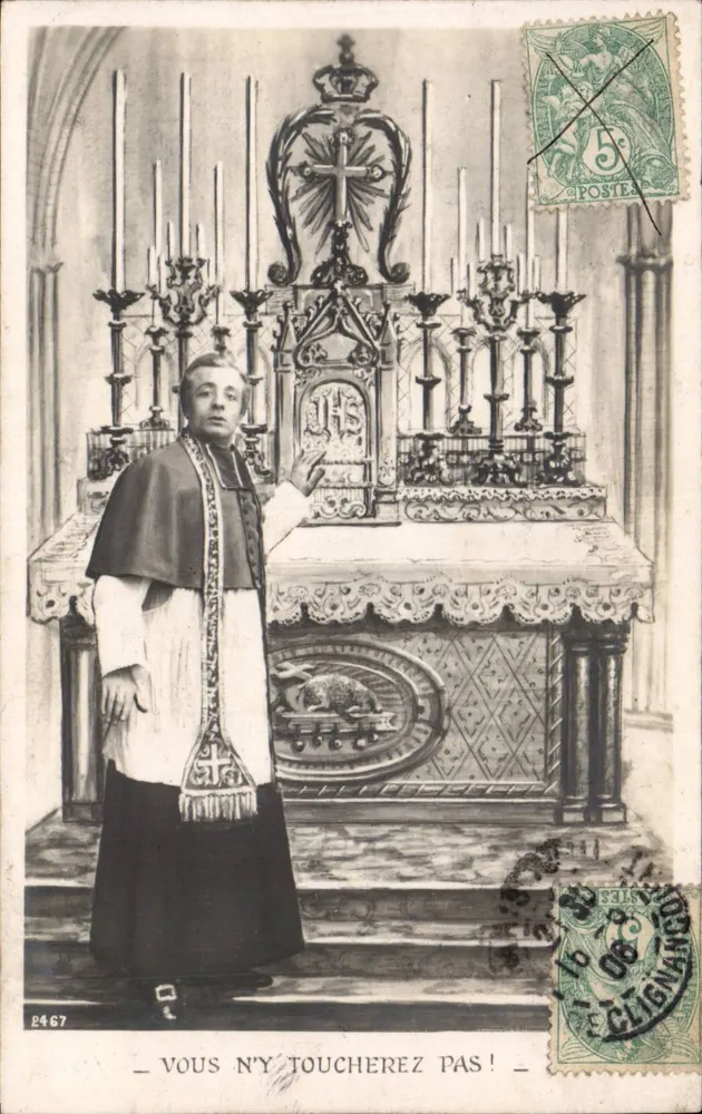 Padre diante de um altar adornado — texto impresso: « VOUS N'Y TOUCHEREZ PAS ! » — editor P467 - Frente