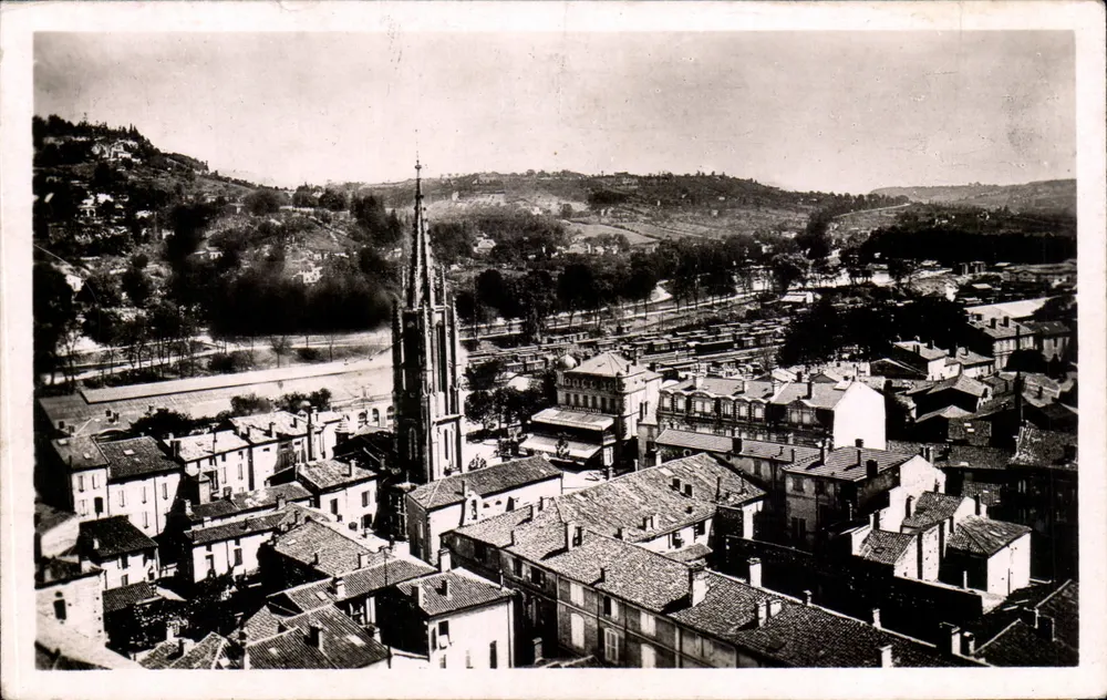 Villeneuve-sur-Lot — Luftbild mit Kirche und Hügel — Agen - Die Kirche Sainte-Foy - Vorderseite