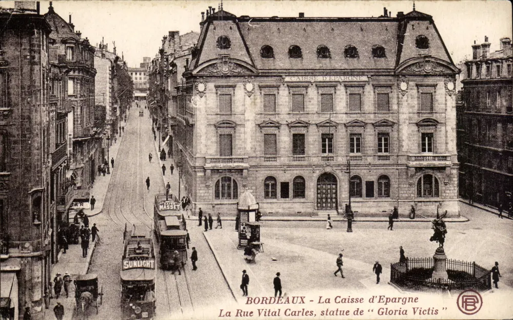 Bordeaux - A Caixa de Poupança, estátua de « Gloria Victis » - Frente