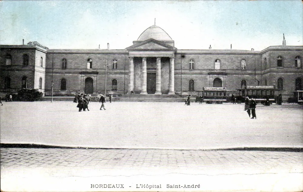 Bordeaux - O Hospital São André — vista do edifício com trêm e pedestres - Frente