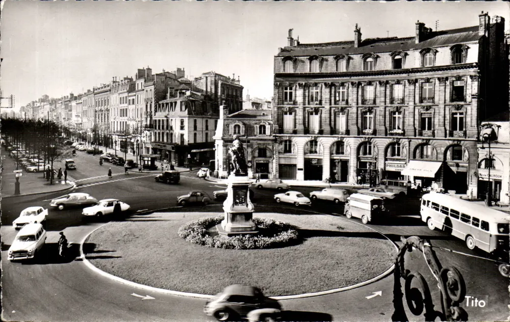 Place Tourny — rotunda com estátua equestre — editor Tito - Frente