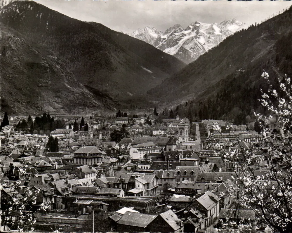 Luchon — Vista geral na Primavera — Les Éditions Modèles Théodac - Frente