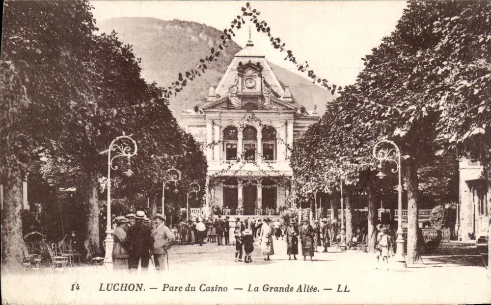 Luchon — Parc du Casino — La Grande Allée — LL - Frente