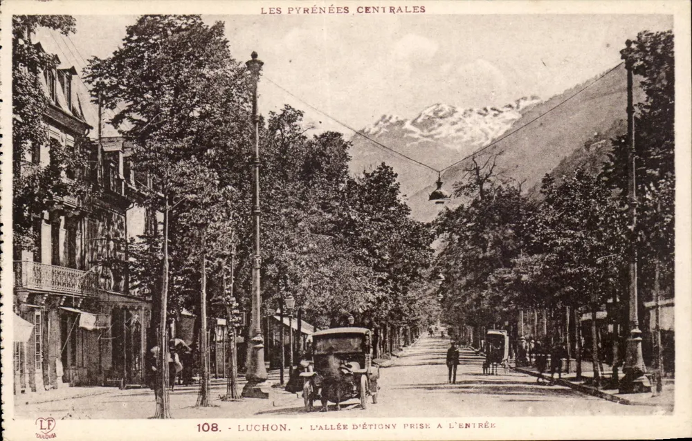 Luchon — A entrada da Avenida d'Étigny — Fototipia Labouche, Toulouse, n°108 - Frente