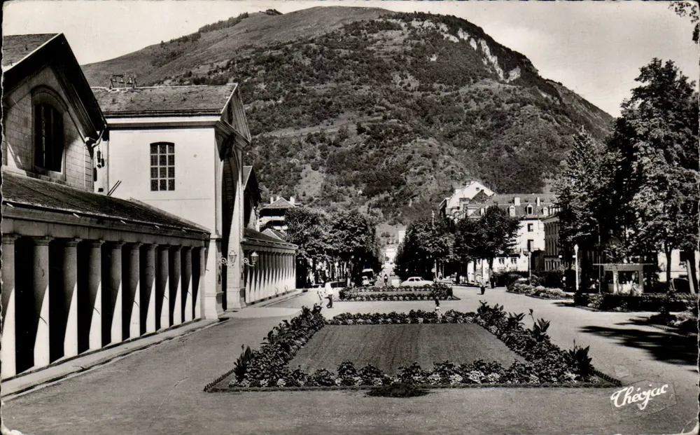Luchon — Os parterres floridos diante do Estabelecimento Termal — Chezjac - Frente