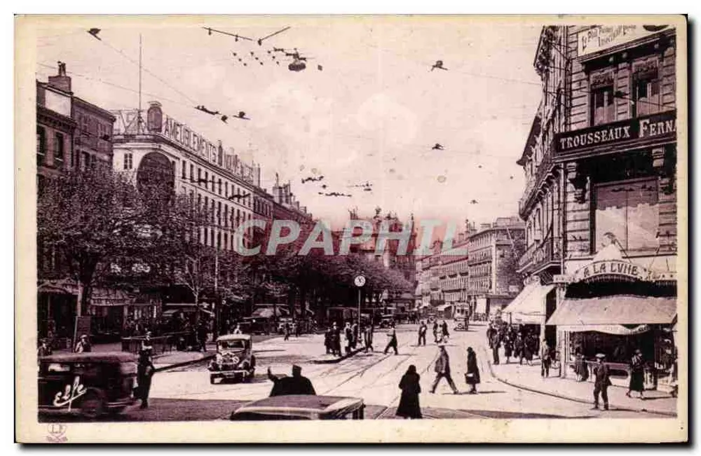Toulouse - A Praça Esquirol — vista animada com bondinho e lojas - Frente