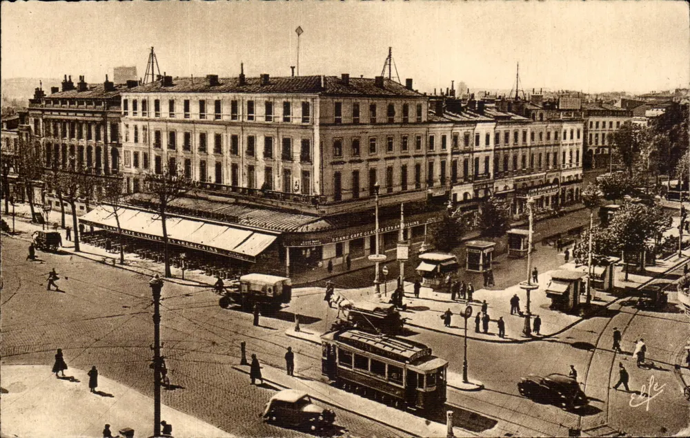 Place des Carmes — Blick von der Ecke mit dem Grand Café Clapier und Trams — Héliogravure Pyrénées-Océan, Nr. 74 - Vorderseite