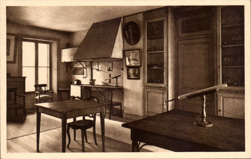 Laboratório — Maison Paternelle de Pasteur — Edições do Parlamento, Arbois (Jura) - Frente