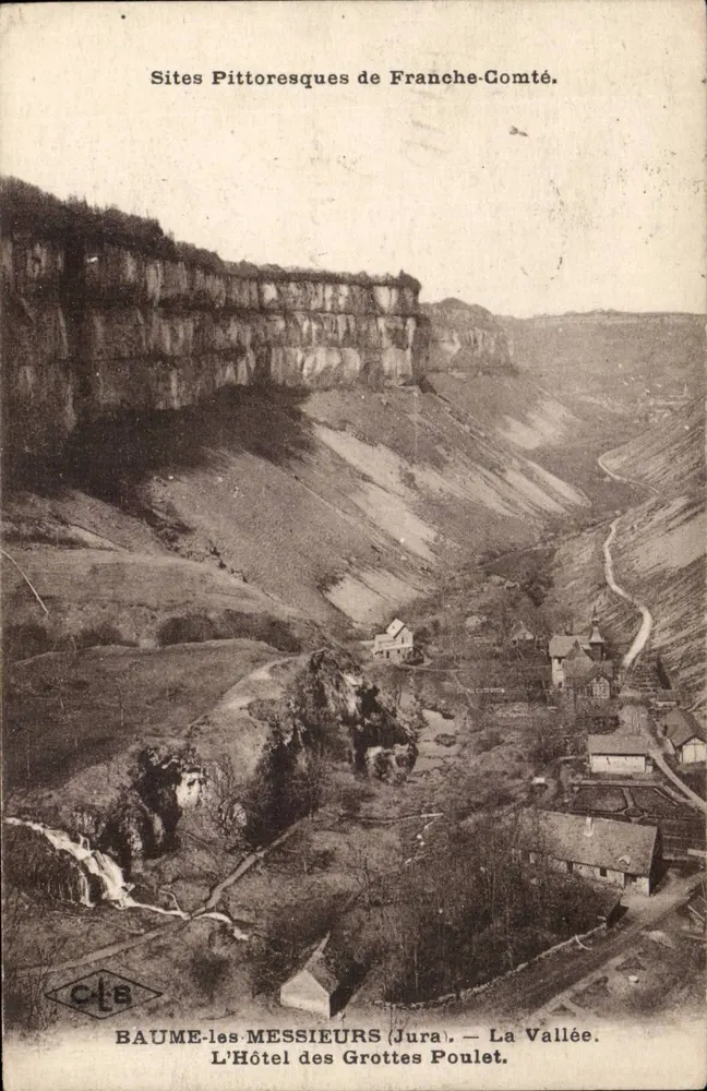 Baume-les-Messieurs (Jura) — Die Schlucht. Das Hotel der Poulet-Höhlen — pittoreske Stätten der Franche-Comté. - Vorderseite