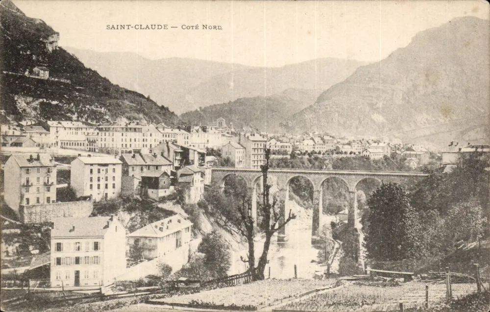 Saint-ClauDE — Lado Norte — vista do viaduto e do vilarejo - Frente