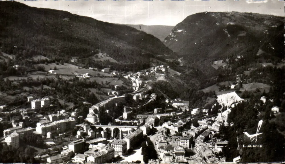 Saint-Claude — Vista aérea do viaduto e do vilarejo — Lapie - Frente